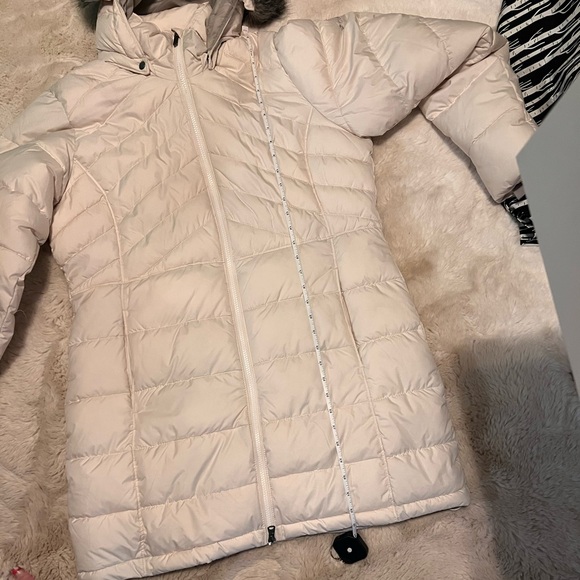 Cream colored Columbia puffer with fur hood also has removable hood - Picture 7 of 10